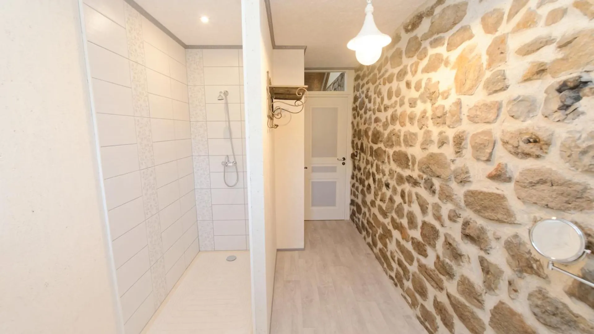 Nuits D'Y Cimes : Nuit Insolite Bulle, Spa Jaunac خيمة فخمة