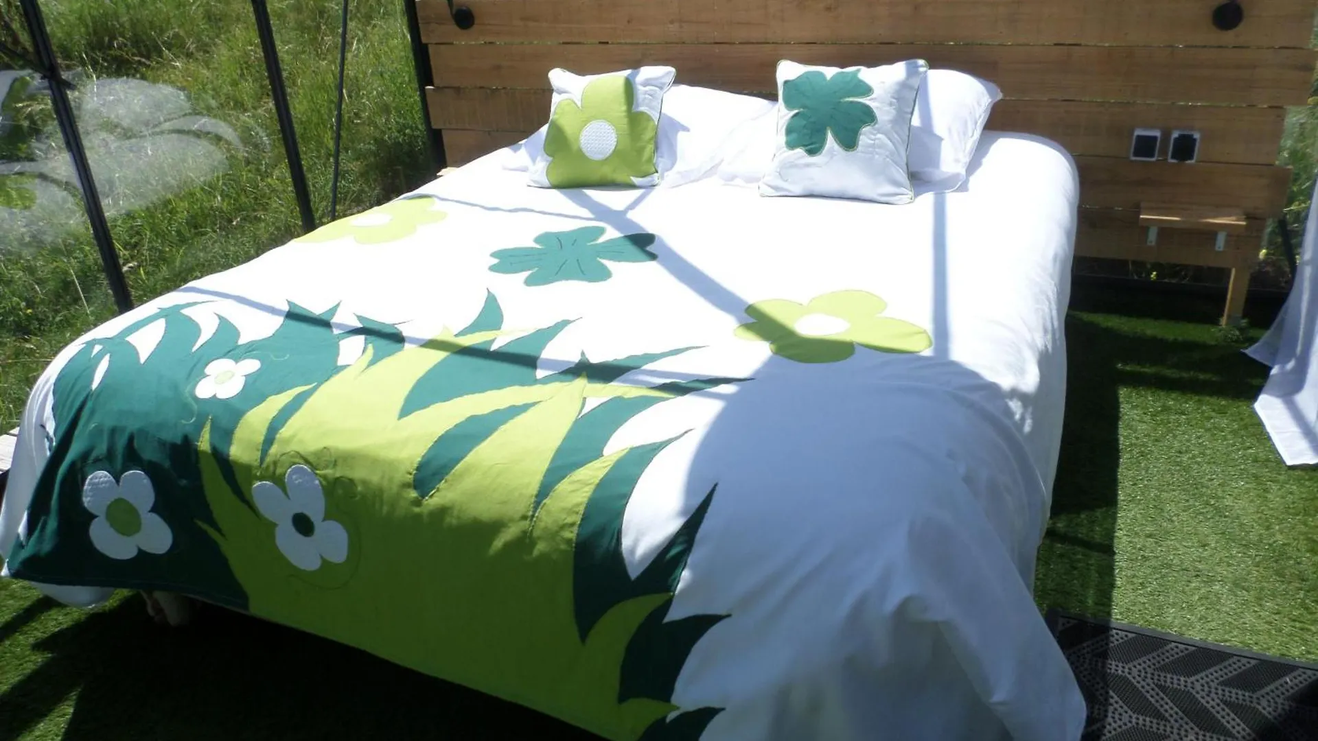 Luxury tent Nuits D'Y Cimes : Nuit Insolite Bulle, Spa Jaunac